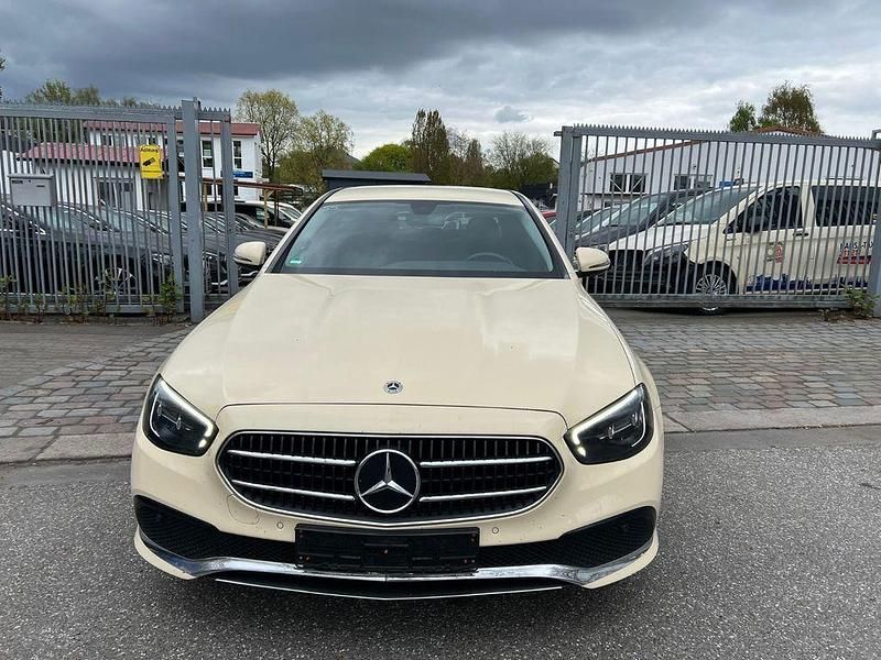 Second-hand Mercedes E220 200 CP (147 kW) 2023 Galben Berlinǎ