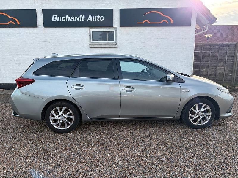Grau Gebraucht 2016 Toyota Auris Hybrid Comfort Limousine | 8.900 € (Fairer Preis) - Bild 1/4