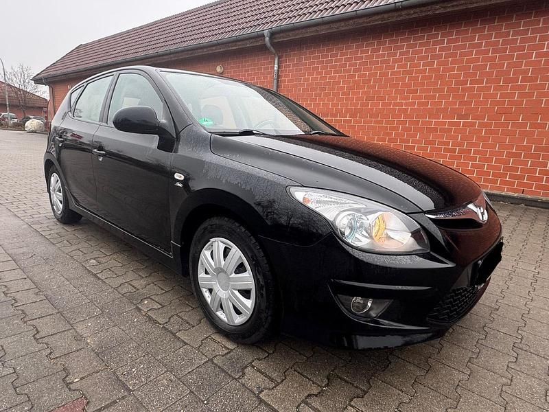 Schwarz Gebraucht 2012 Hyundai i30 Kleinwagen | 2.599 € (Guter Preis) - Bild 1/4