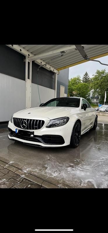 Weiß Gebraucht 2023 Mercedes C63 AMG AMG Coupé | 80.990 € - Bild 1/4