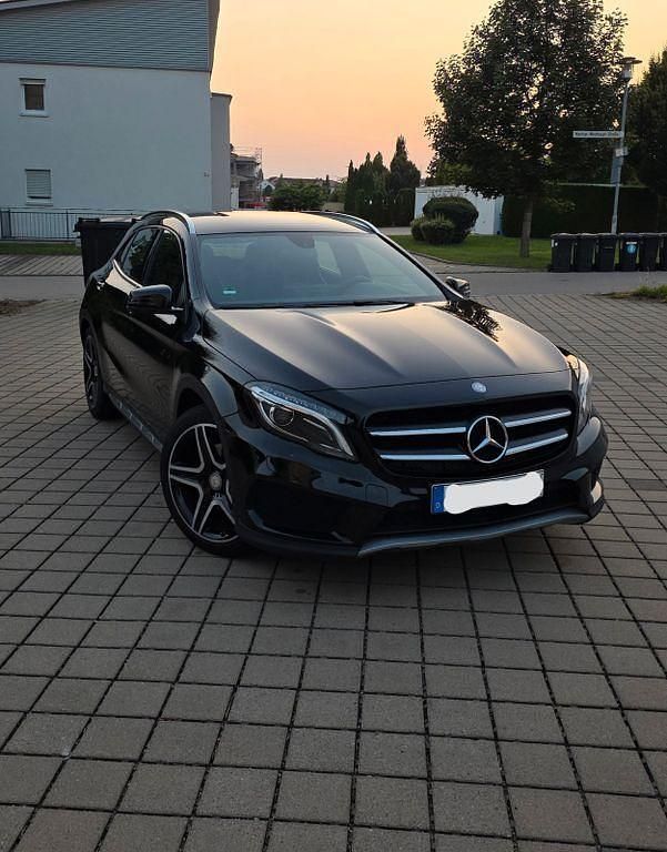 Schwarz Gebraucht 2014 Mercedes GLA250 AMG line SUV | 21.000 € (Fairer Preis) - Bild 1/4