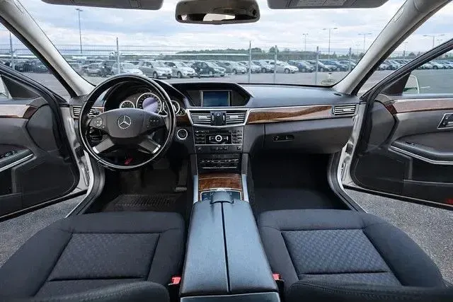 Gebraucht Mercedes E200 136 PS (100 kW) 2012 Silber Limousine