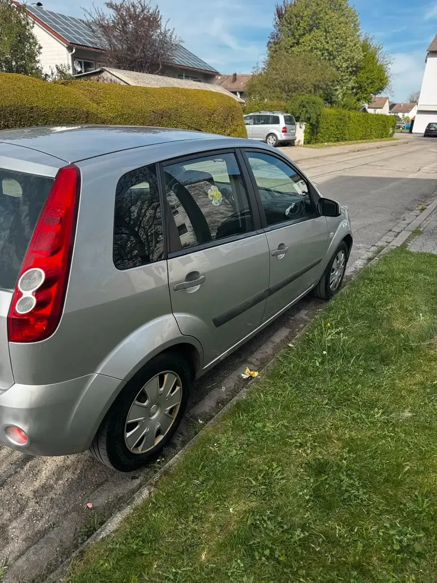 Gebraucht Ford Fiesta 105 PS (77 kW) 2008 Silber Kleinwagen