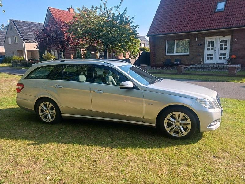 Silber Gebraucht 2010 Mercedes E300 Avantgarde Kombi | 13.300 € (Fairer Preis) - Bild 1/4
