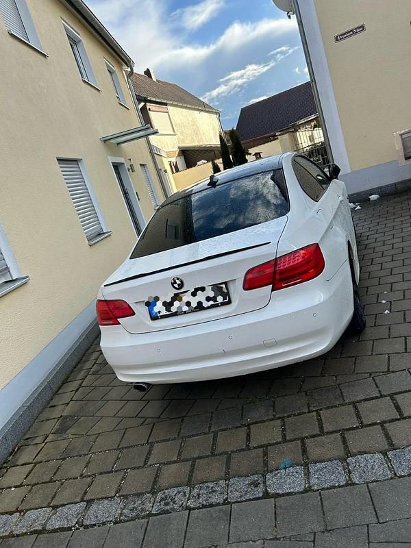 Gebraucht BMW 320 177 PS (130 kW) 2010 Weiß Limousine