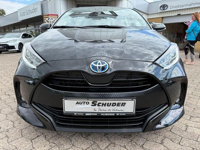 Gebraucht Toyota Yaris Hybrid Team 116 PS (85 kW) 2022 Schwarz Limousine