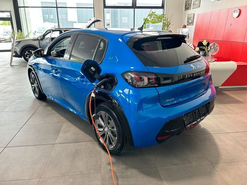 Gebraucht Peugeot e-208 Allure+ 100 kW (136 PS) 2023 Blau Kleinwagen