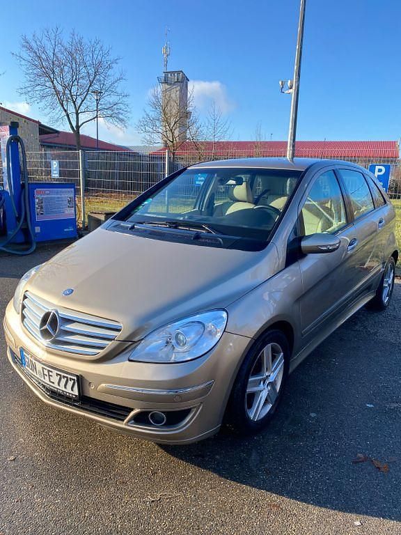 Gebraucht Mercedes B200 140 PS (102 kW) 2005 Gold Van / Kleinbus