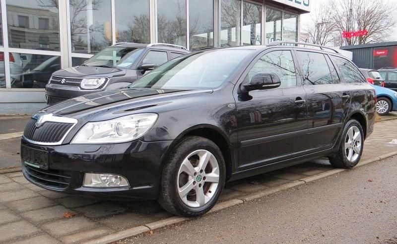 Schwarz Gebraucht 2012 Skoda Octavia Family Kombi | 2.599 € (Superpreis) - Bild 1/4