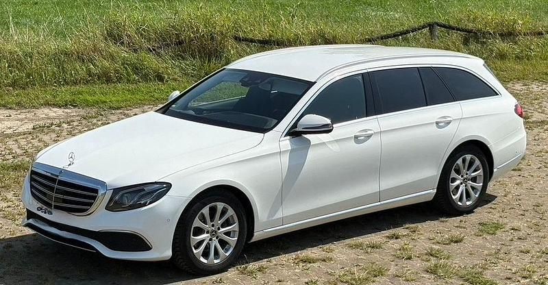 Weiß Gebraucht 2018 Mercedes E220 Exclusive Limousine | 19.400 € (Superpreis) - Bild 1/4