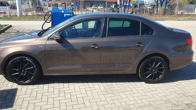 Second-hand VW Jetta Match 122 CP (89 kW) 2012 Maro Berlinǎ