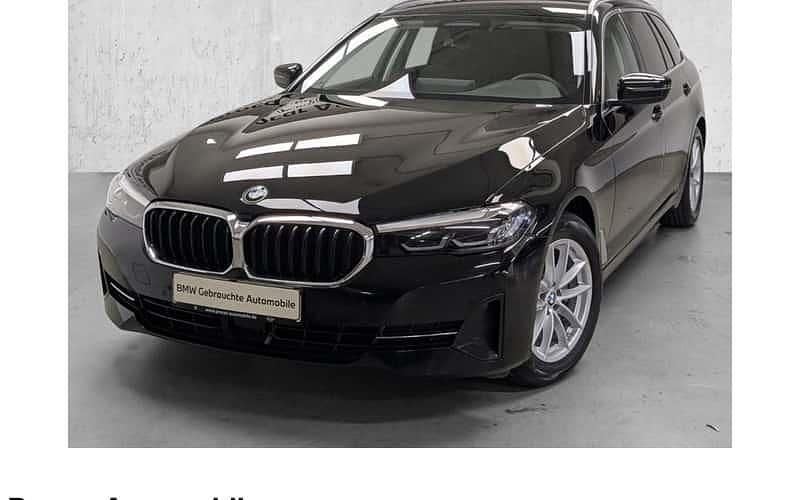 Schwarz Gebraucht 2022 BMW 520 Sport Line Kombi | 34.980 € (Fairer Preis) - Bild 1/4