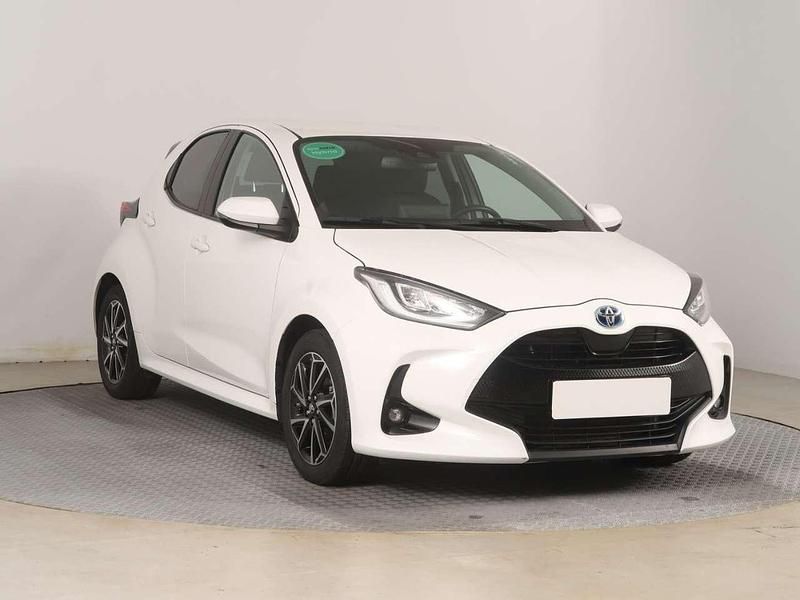 Super white 2 Gebraucht 2023 Toyota Yaris Hybrid Comfort Limousine | 19.990 € (Fairer Preis) - Bild 1/4