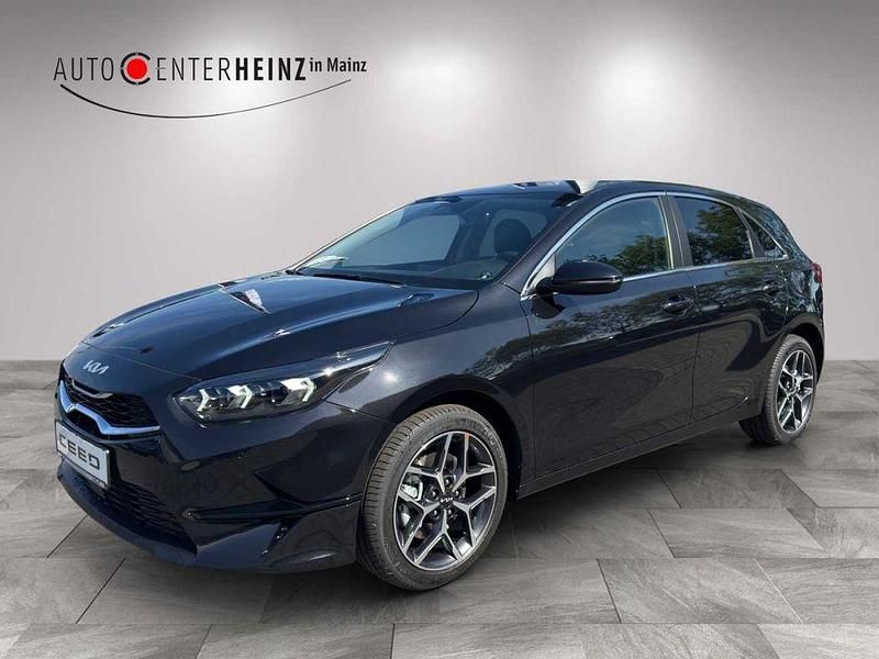Grau Neu 2025 Kia Ceed Style Limousine | 28.490 € - Bild 1/4