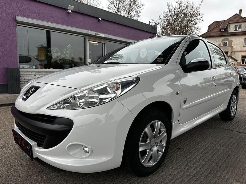 Lack weiss banquise/flach stan Gebraucht 2012 Peugeot 206+ Kleinwagen | 4.880 € (Teuer) - Bild 1/4