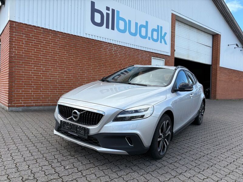 Silber Gebraucht 2016 Volvo V40 CC Momentum Kombi | 8.999 € - Bild 1/4