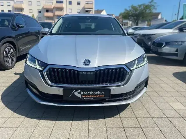 Gebraucht Skoda Octavia Ambition 150 PS (110 kW) 2023 Brilliantsilber metallic Kombi