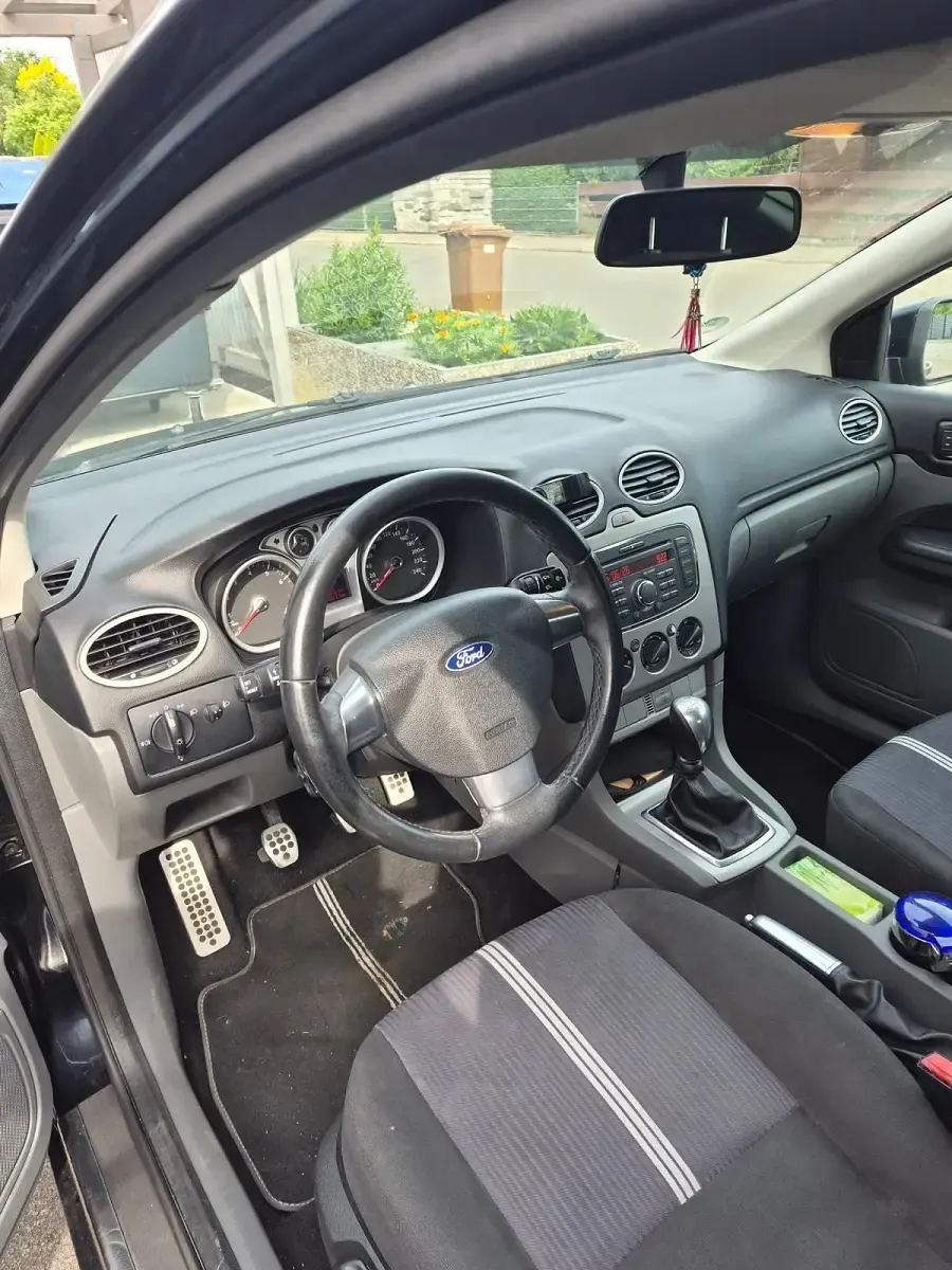 Gebraucht Ford Focus 101 PS (74 kW) 2010 Schwarz Limousine