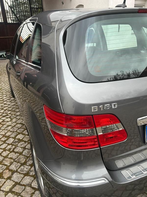 Gebraucht Mercedes B180 116 PS (85 kW) 2012 Silber Van / Kleinbus