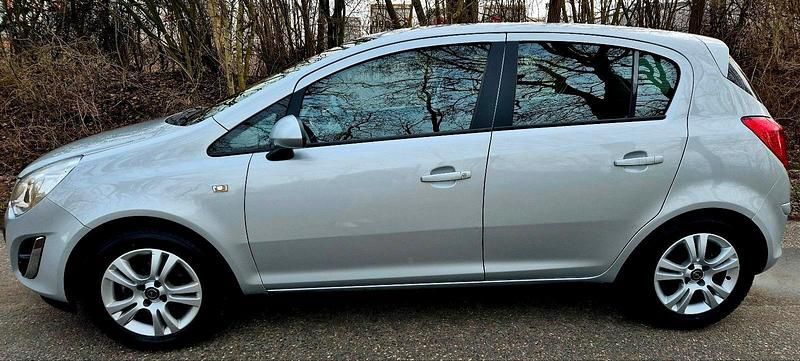 Gebraucht Opel Corsa Edition 95 PS (69 kW) 2012 Silber Kleinwagen