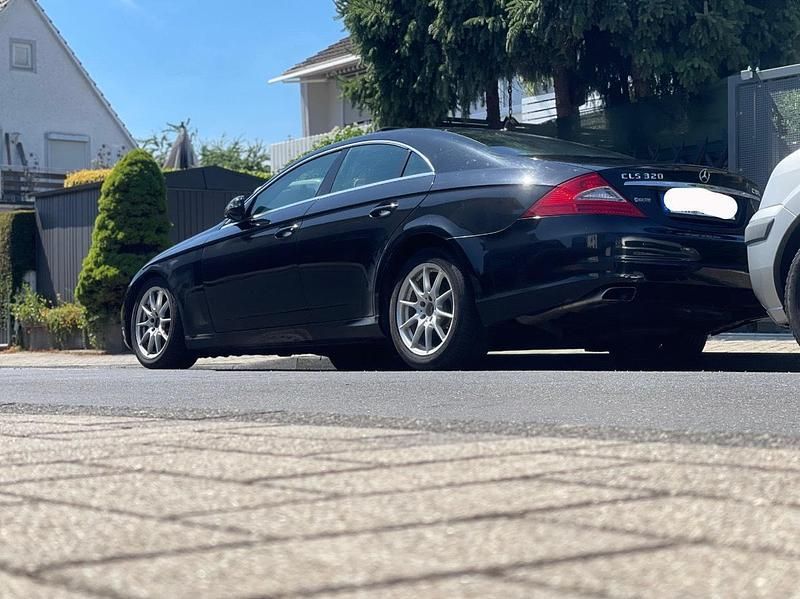 Schwarz Gebraucht 2008 Mercedes CLS320 Coupé | 10.000 € - Bild 1/3