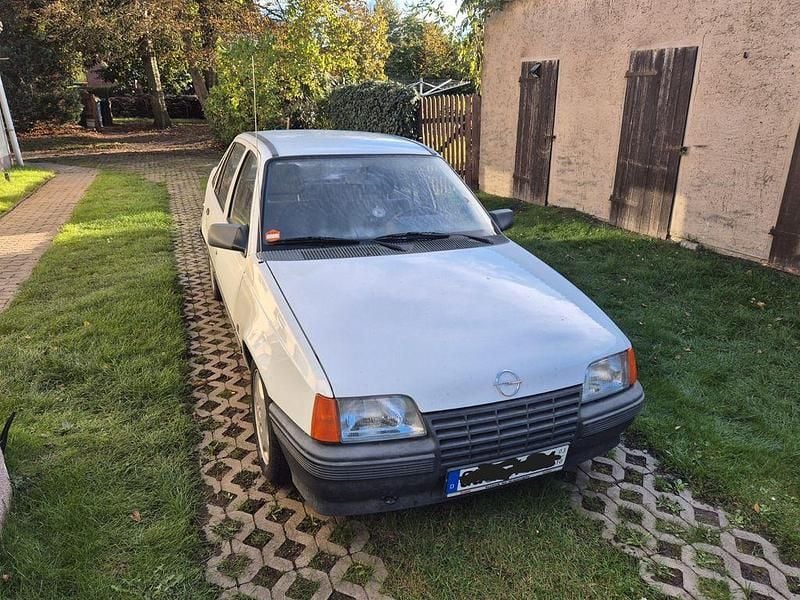Weiß Gebraucht 1988 Opel Kadett Limousine | 1.999 € - Bild 1/4