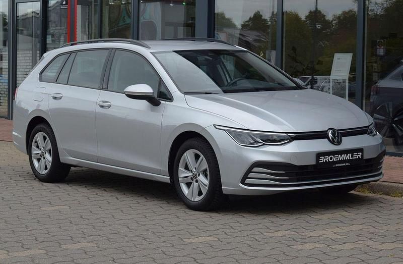 Reflexsilber metallic Gebraucht 2023 VW Golf VIII Life Kombi | 20.989 € (Fairer Preis) - Bild 1/4