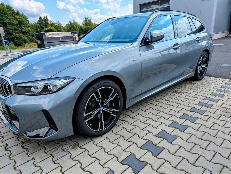 Grau Gebraucht 2024 BMW 318 M Sport Kombi | 37.600 € (Fairer Preis) - Bild 1/4