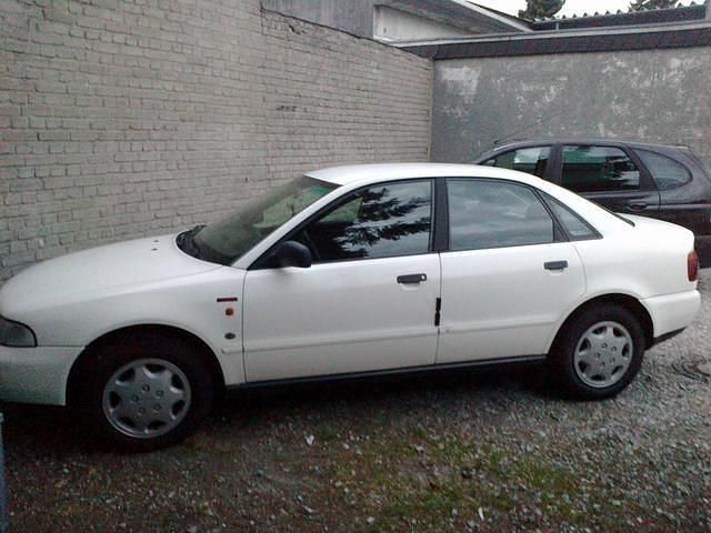 Weiß metallic Gebraucht 1995 Audi A4 Limousine | 1.150 € - Bild 1/3