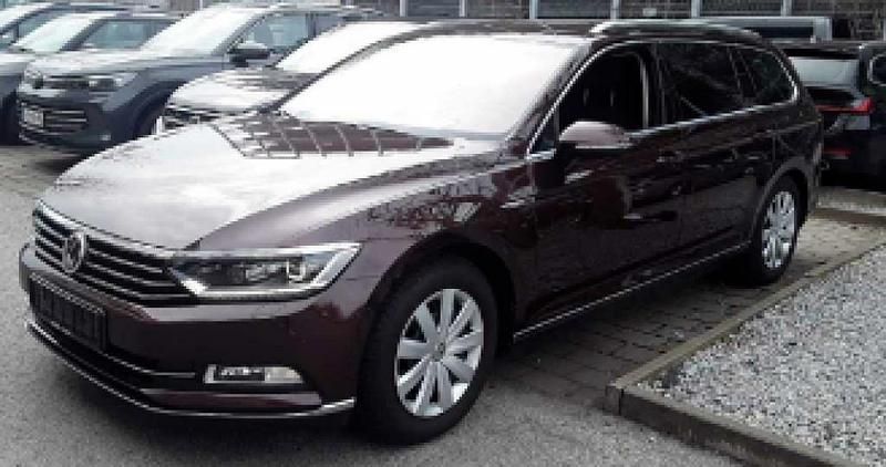 Rot Gebraucht 2016 VW Passat Comfortline Kombi | 19.950 € (Teuer) - Bild 1/4