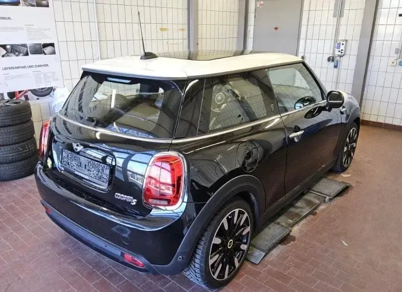 Gebraucht Mini Cooper SE 135 kW (184 PS) 2023 Schwarz Kleinwagen