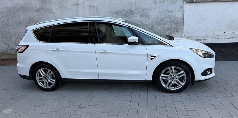 Gebraucht Ford S-MAX Titanium 239 PS (175 kW) 2018 Frostweiß Van / Kleinbus