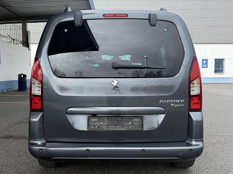 Gebraucht Peugeot Partner Allure 99 PS (72 kW) 2017 Lack grau sharkg Van / Kleinbus