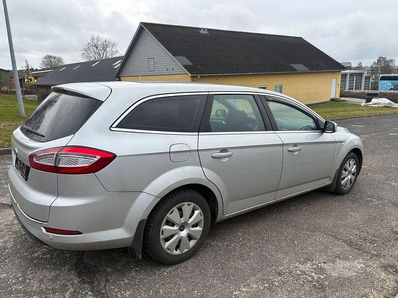 Gebraucht Ford Mondeo Titanium 140 PS (102 kW) 2011 Silber Limousine