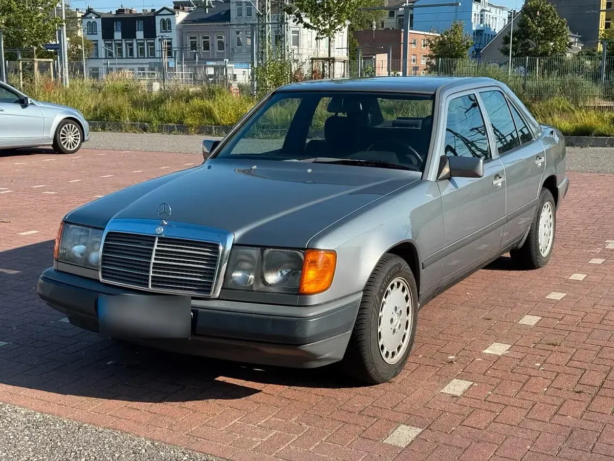 Gebraucht Mercedes E230 135 PS (99 kW) 1988 Grau Limousine