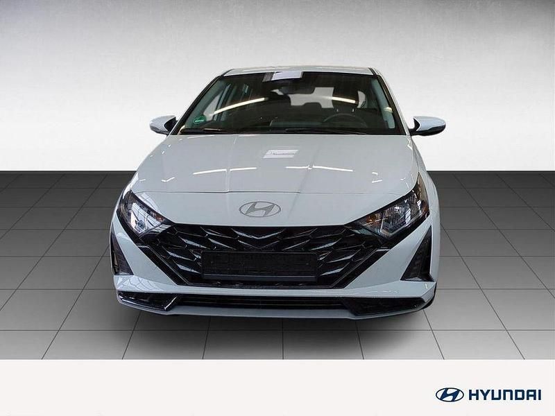 Gebraucht Hyundai i20 Select 101 PS (74 kW) 2025 Atlas white Kleinwagen