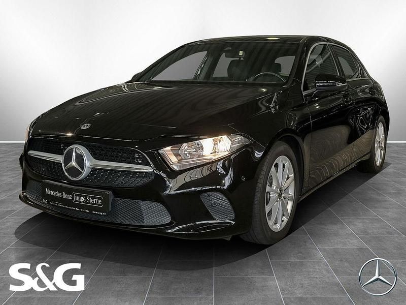 Metalliclack kosmosschwarz Gebraucht 2019 Mercedes A180 Progressive Limousine | 23.670 € (Fairer Preis) - Bild 1/4