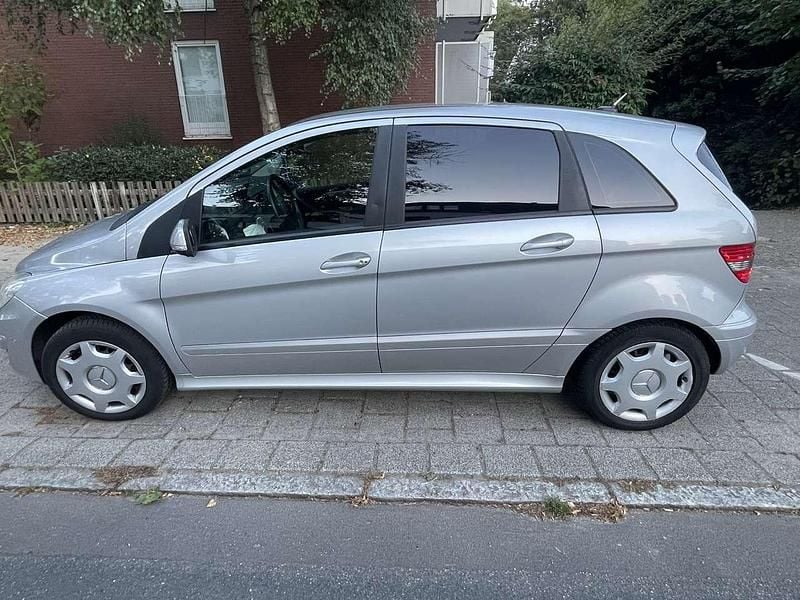 Gebraucht Mercedes B180 109 PS (80 kW) 2008 Silber Van / Kleinbus