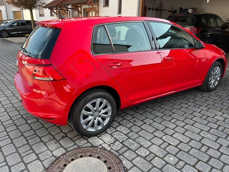 Gebraucht VW Golf VII Trendline 86 PS (63 kW) 2017 Rot Limousine