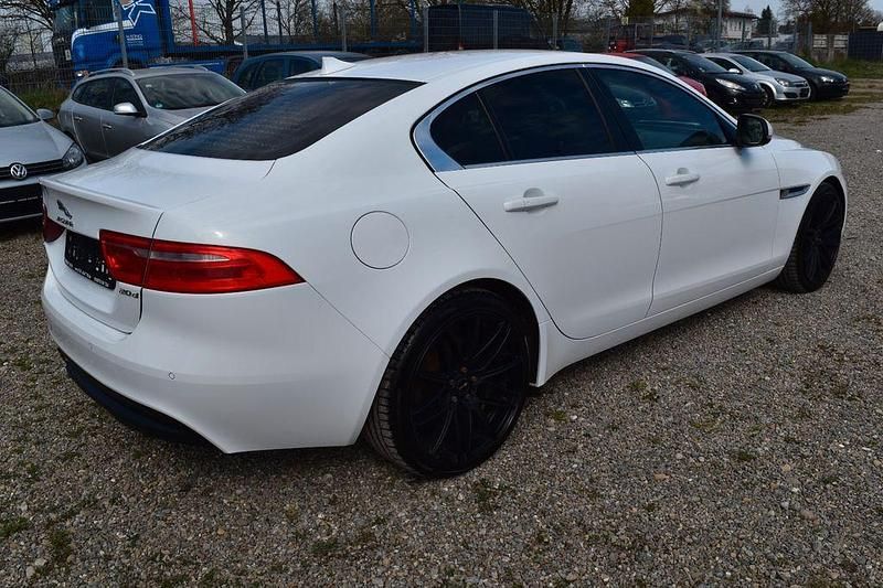 Gebraucht Jaguar XE Prestige 179 PS (131 kW) 2016 Weiß Limousine