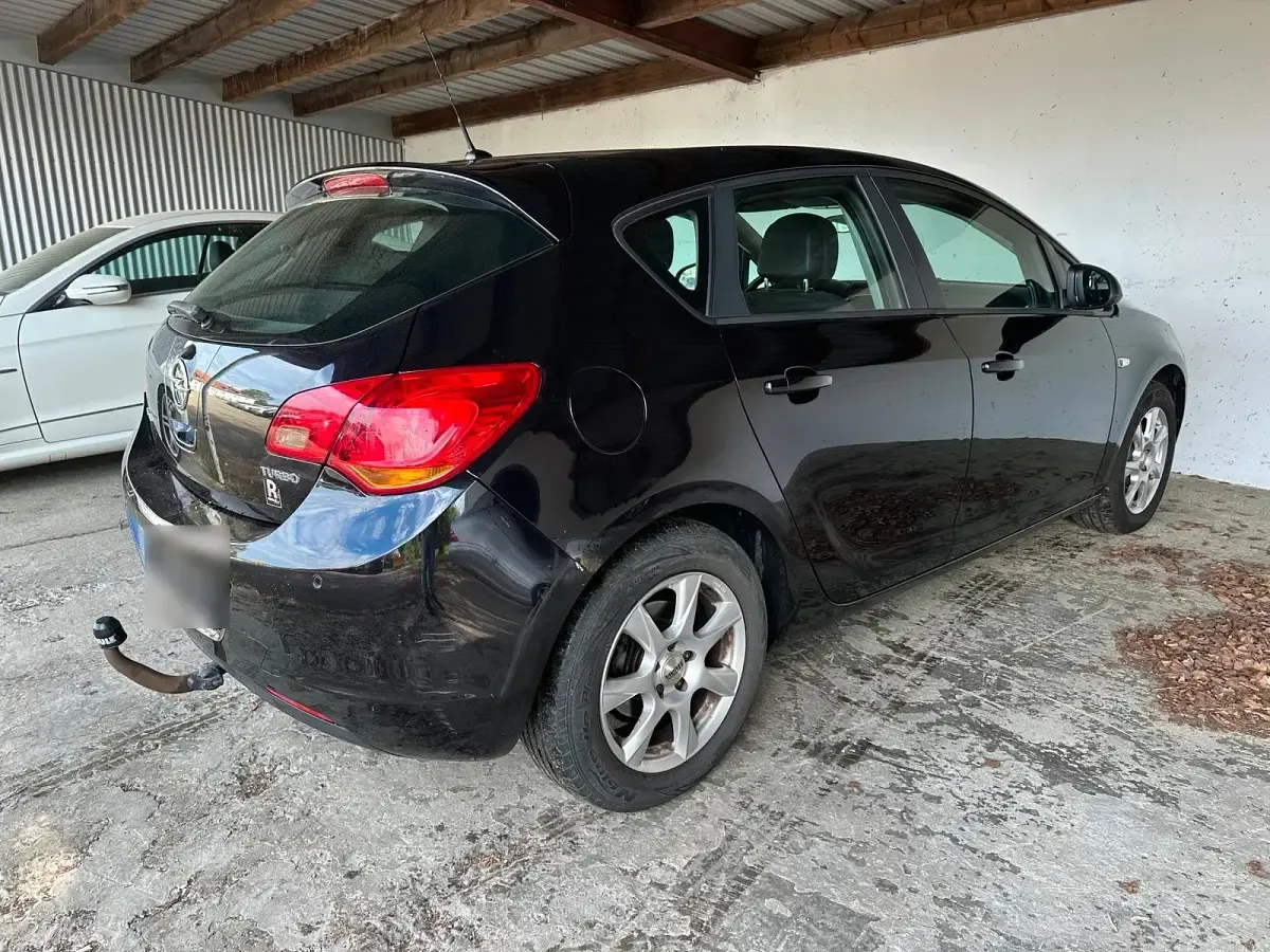 Gebraucht Opel Astra 140 PS (102 kW) 2010 Schwarz Limousine