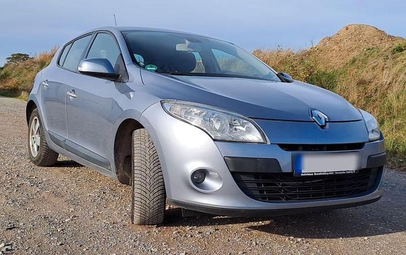 Blau Gebraucht 2010 Renault Mégane III Limousine | 5.800 € (Teuer) - Bild 1/4