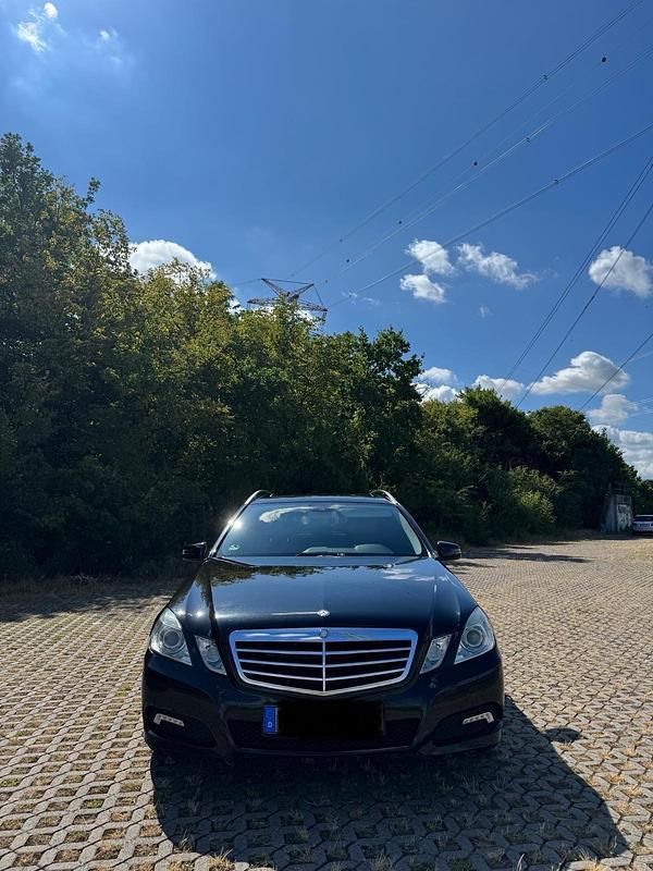Schwarz Gebraucht 2010 Mercedes E350 Kombi | 7.600 € - Bild 1/4
