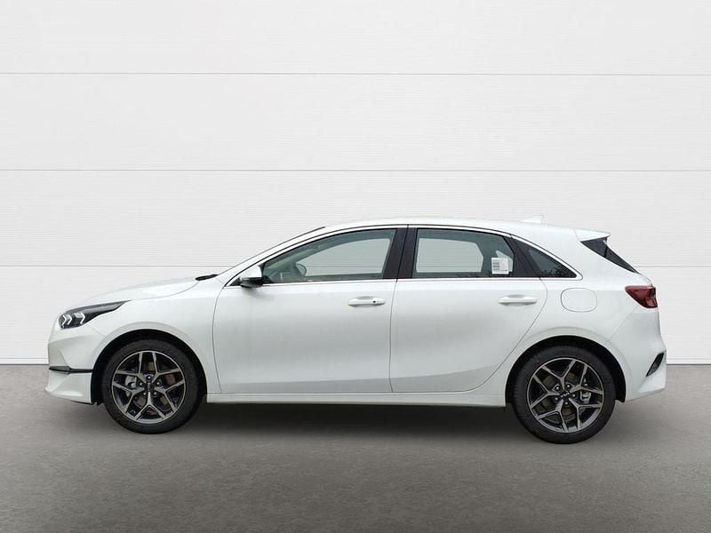 Gebraucht Kia Ceed Spirit 140 PS (102 kW) 2024 Hw2) deluxe white m (weiss Kleinwagen
