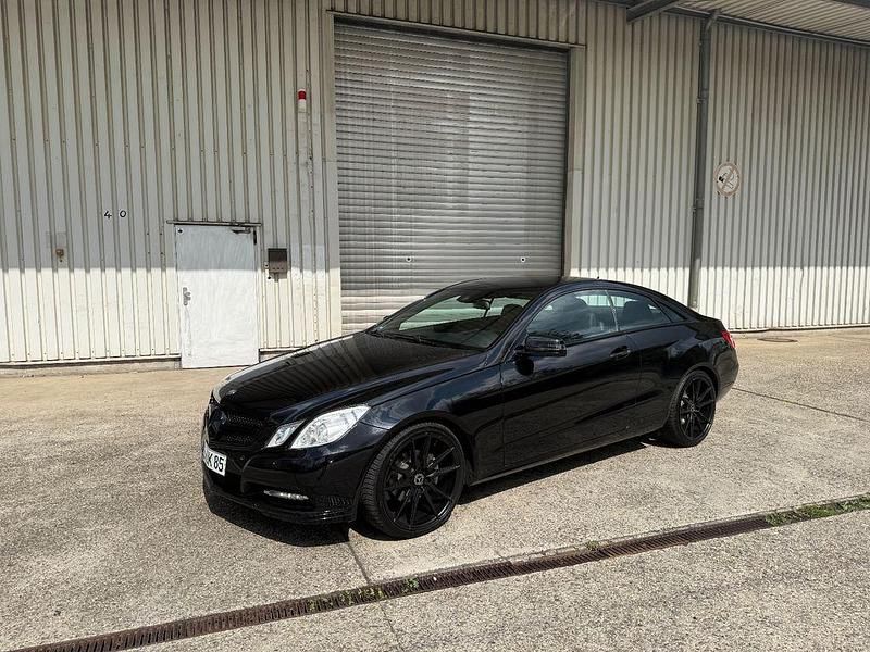 Schwarz Gebraucht 2011 Mercedes E250 AMG Coupé | 13.680 € (Fairer Preis) - Bild 1/4