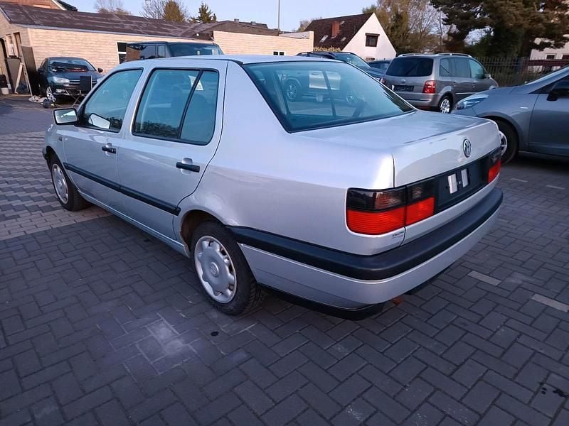 Second-hand VW Vento 90 CP (66 kW) 1996 Gri Berlinǎ