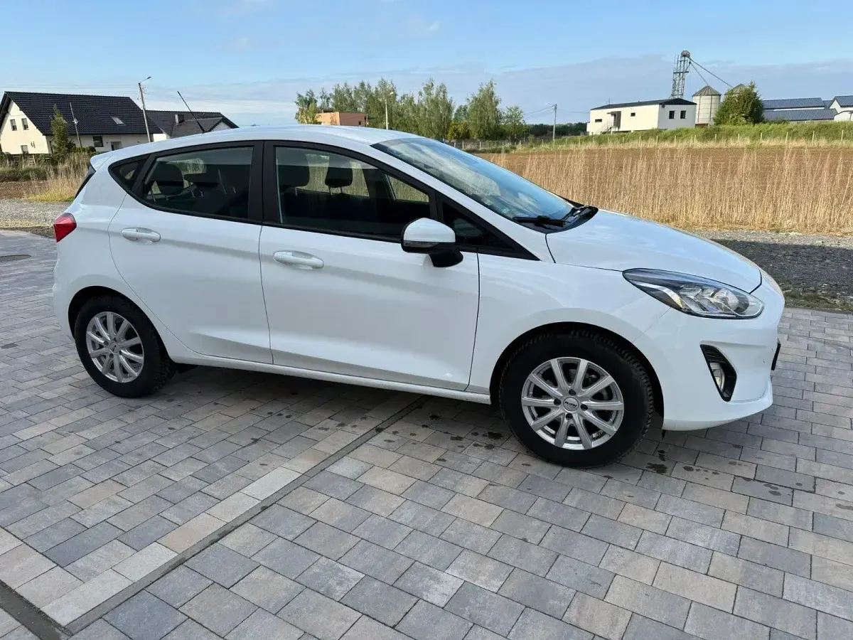 Używany Ford Fiesta 70 KM (51 kW) 2017 Biały Hatchback