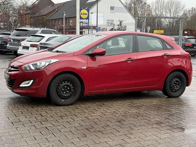 Gebraucht Hyundai i30 Classic 99 PS (72 kW) 2014 Cool red / sol Limousine