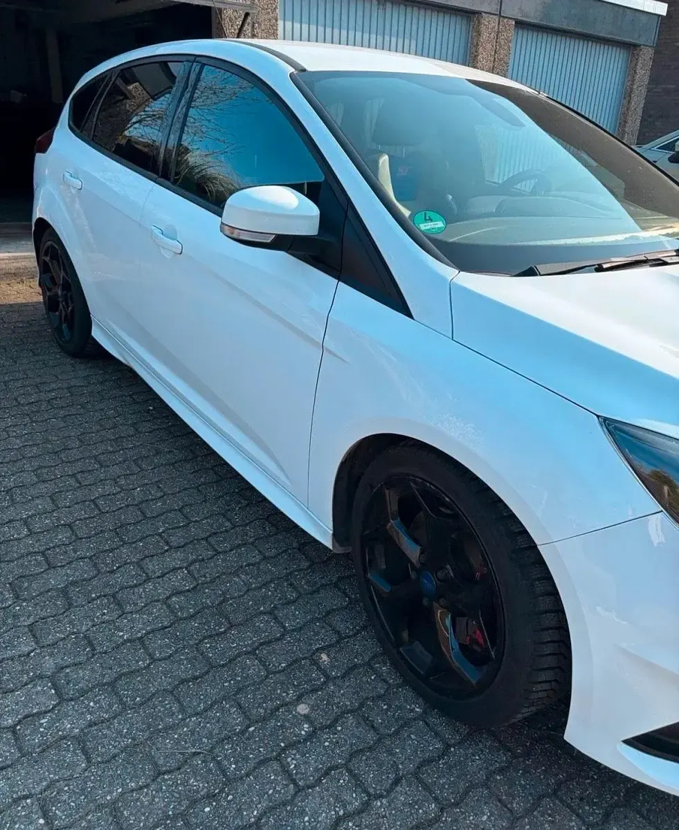 Gebraucht Ford Focus ST 250 PS (183 kW) 2016 Weiß Limousine