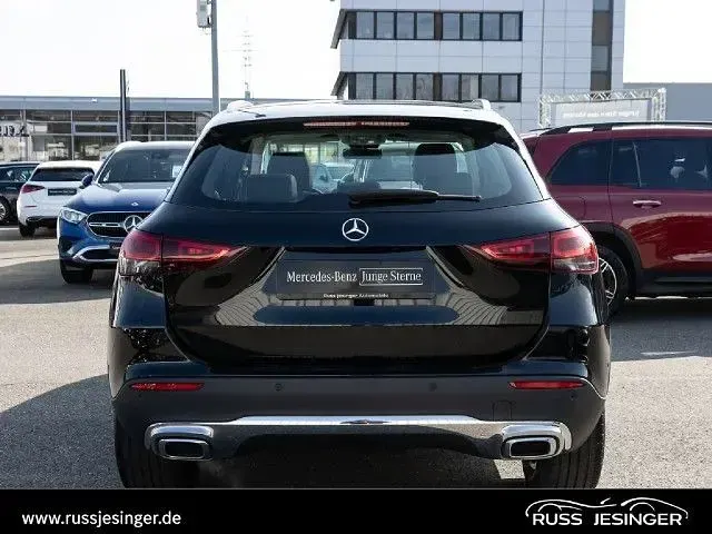 Second-hand Mercedes GLA250 Progressive 224 CP (164 kW) 2022 Negru SUV